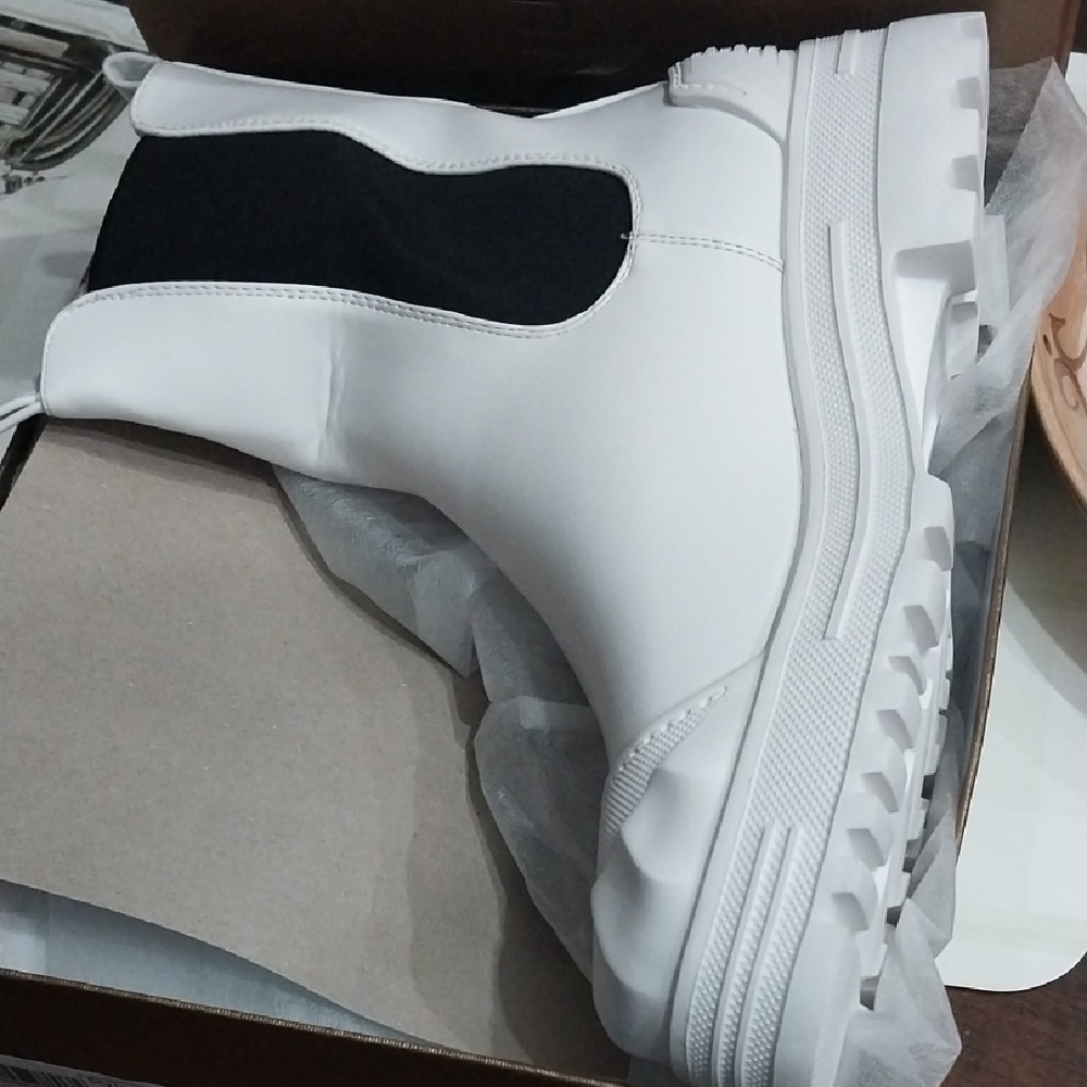 White Ankle Boots with Chunky Sole and Textured Leather